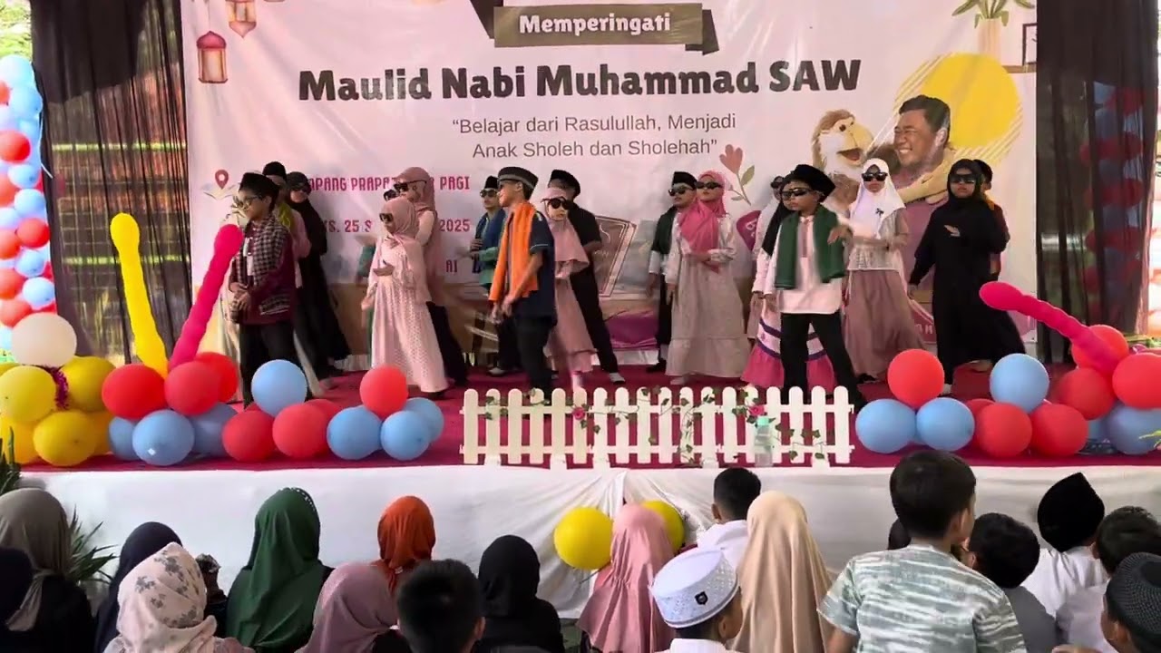 Penampilan Kelas 4 Memperingati Maulid Nabi Muhammad