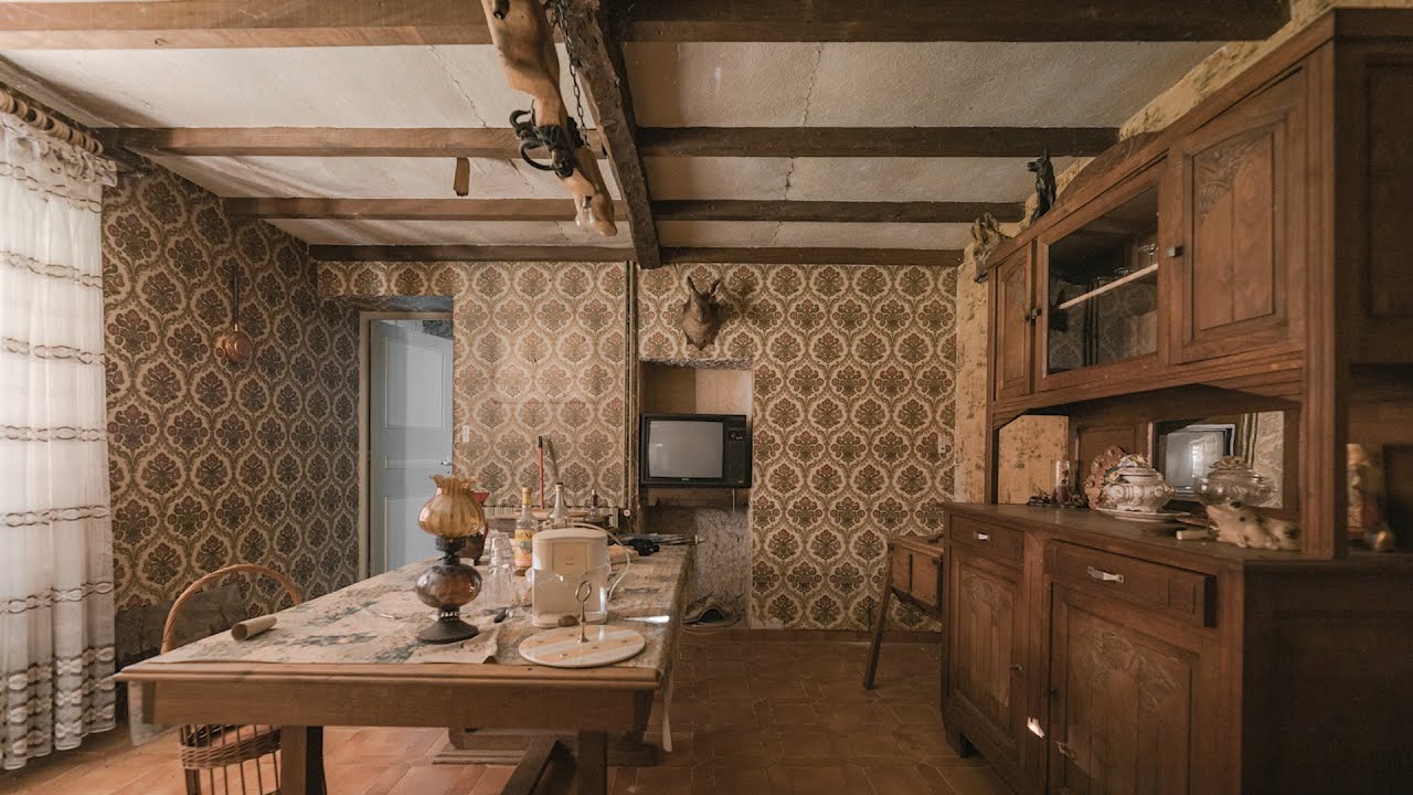 URBEX dans l'ÉTRANGE MAISON abandonnée d'un chasseur | URBEX