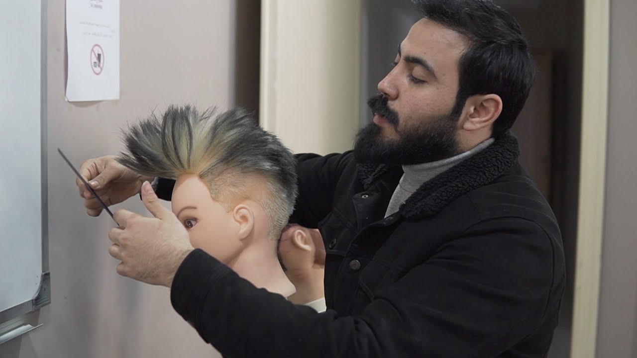 محمد نور حلاق سوري يدرب الشباب على مهنته في مدينة إسطنبول التركية | صباح سوريا