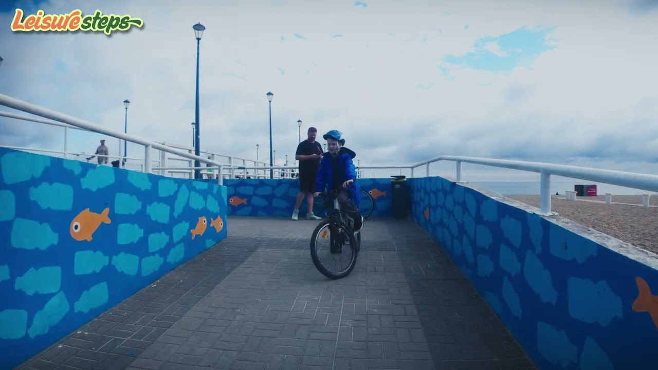 Beach Walk to Brzeźno Pier • 4K Gdańsk Poland Walk
