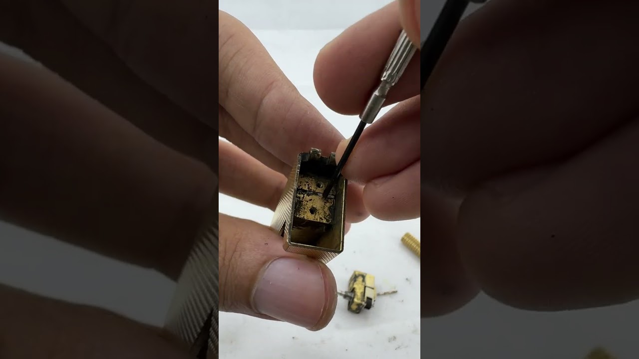 Dunhill Rollagas repair video part 1 (Some disassembly)