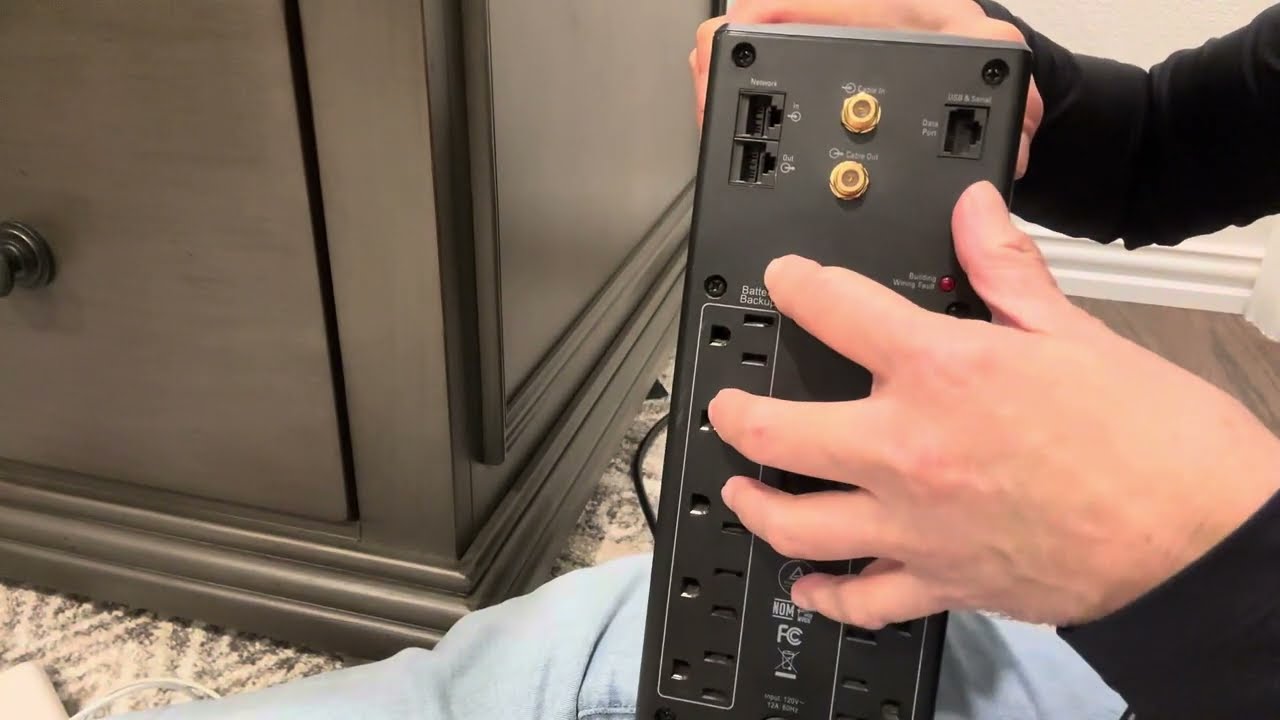 Источник бесперебойного питания APC 1500VA с резервным питанием от батареи и защитой от перенапря...