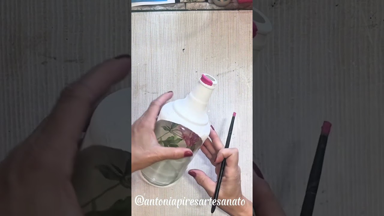 DIY Como decorar garrafa de vidro com Decoupagem invertida ! 