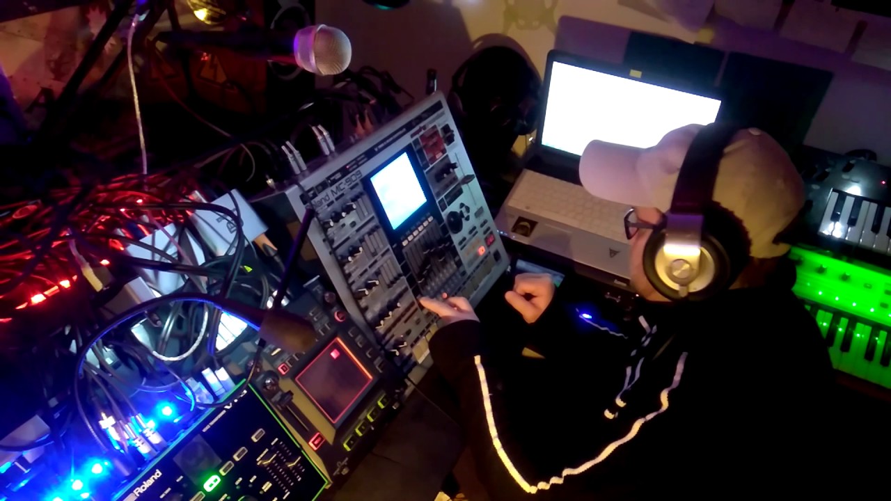Realtime rocording and live playing on Roland MC-909 & KP3 Kaosspad & VT3 VoiceTransformer
