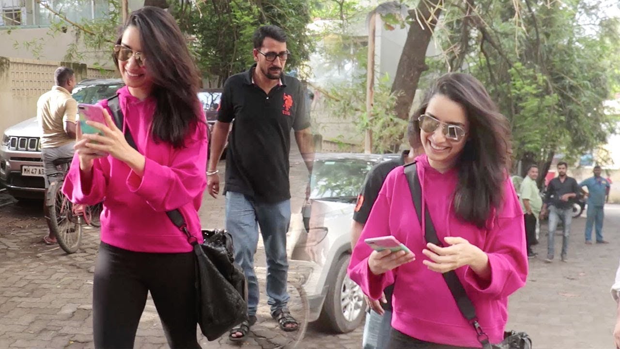 This Video Will Prove That Shraddha Kapoor Is The CUTEST & SWEETEST Celebrity For FANS & Media