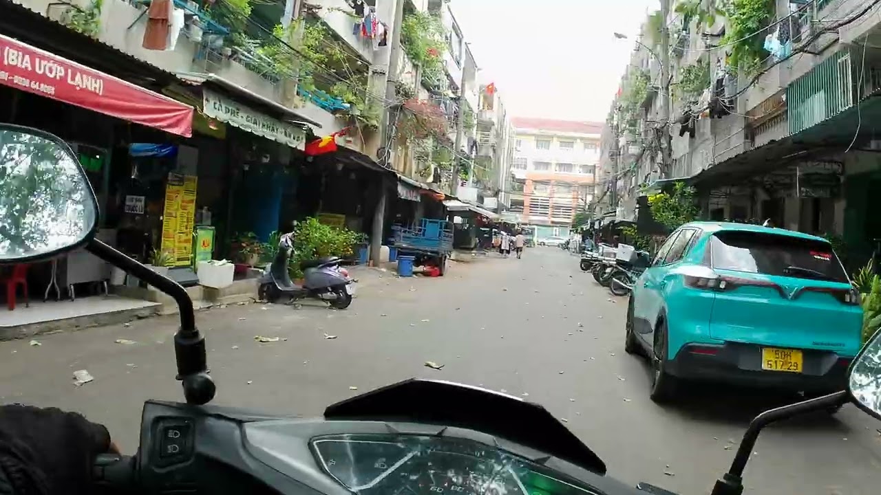 Sài Gòn 6/3/2026 : dưới hiên chung cư cũ Lạc Long Quân, chợ hoa Đầm Sen 