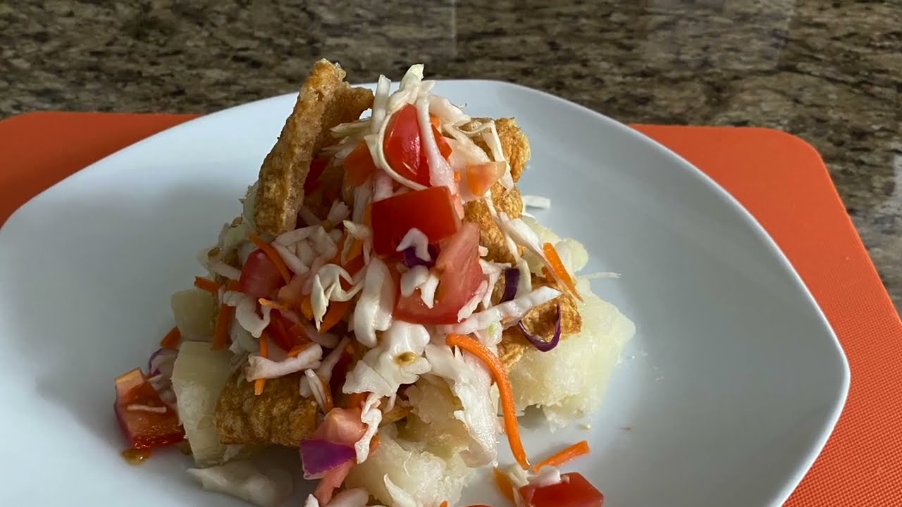 Vigorón receta. Yuca con chicharron y ensalada de repollo.