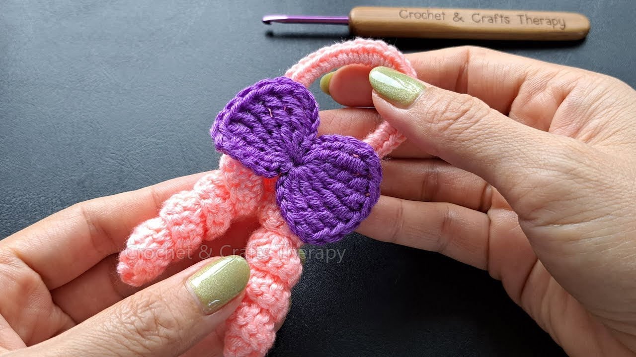 Какие милые! Схема вязания крючком детских резинок для волос в виде бантиков 💖