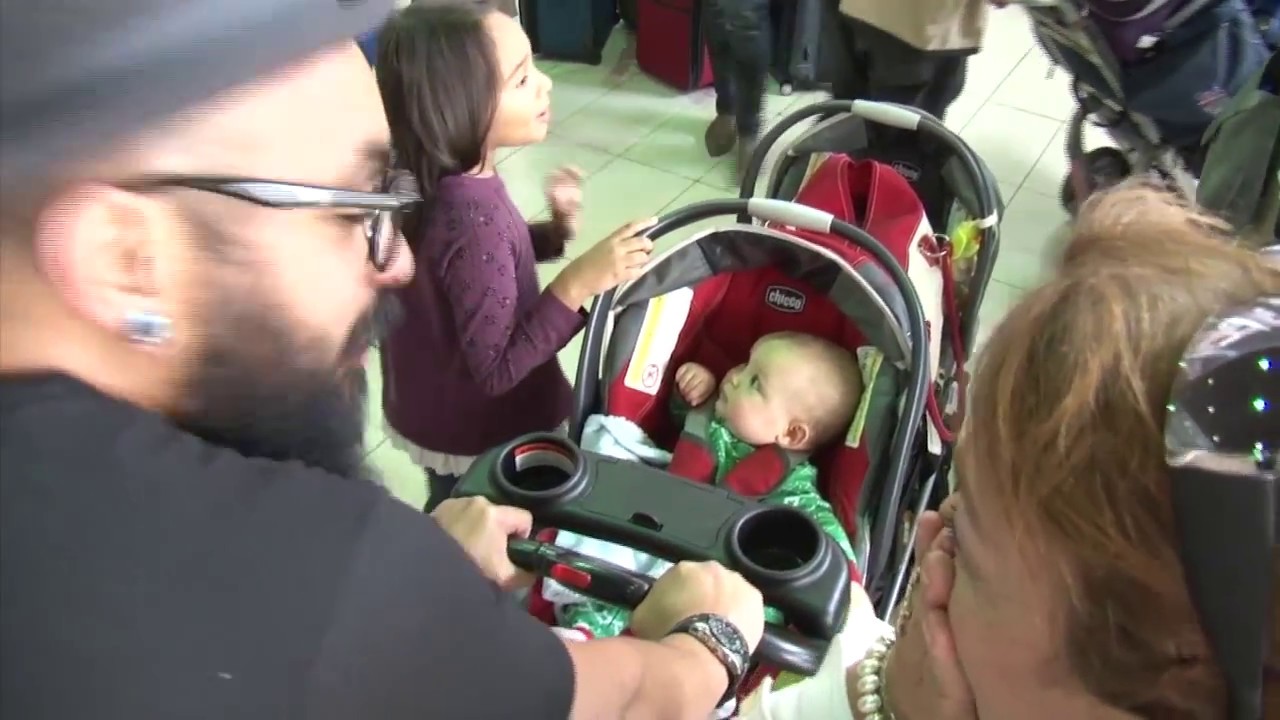 Abarrotado luce Toncontín de nacionales y extranjeros que se encuentran con sus familiares