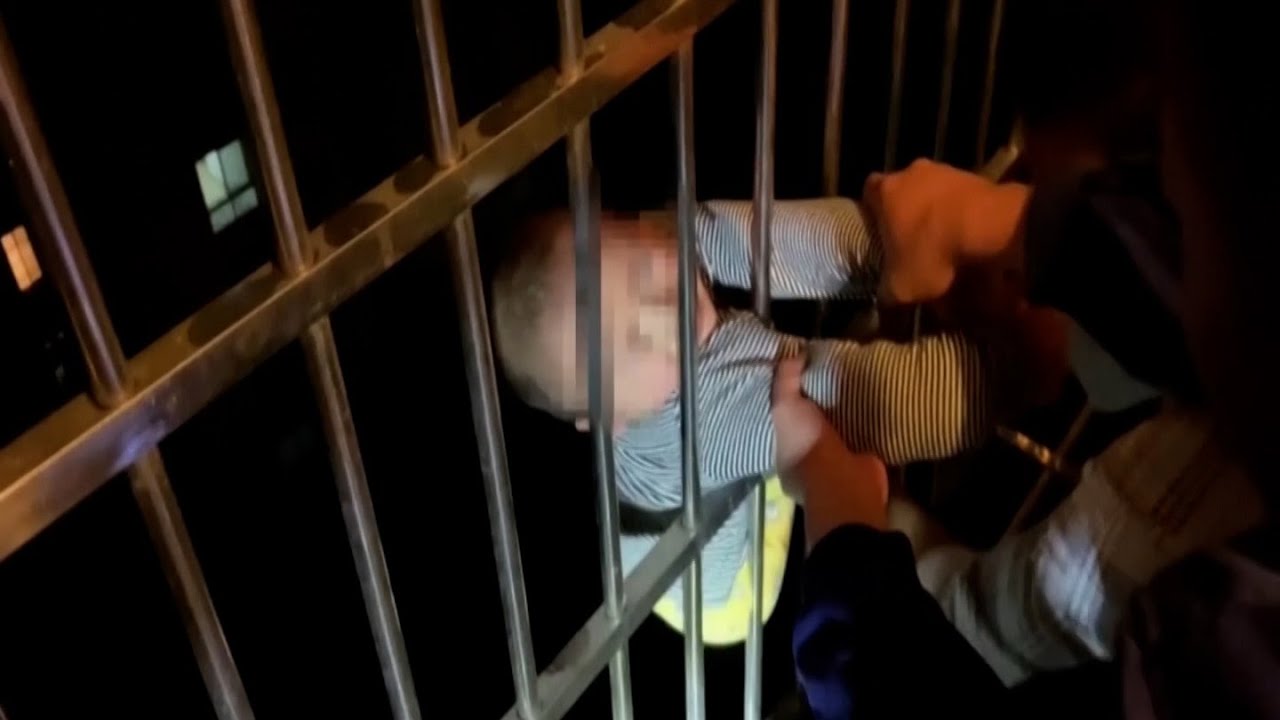 En video: Un bebé de 2 años sobrevive a una caída de un piso 13