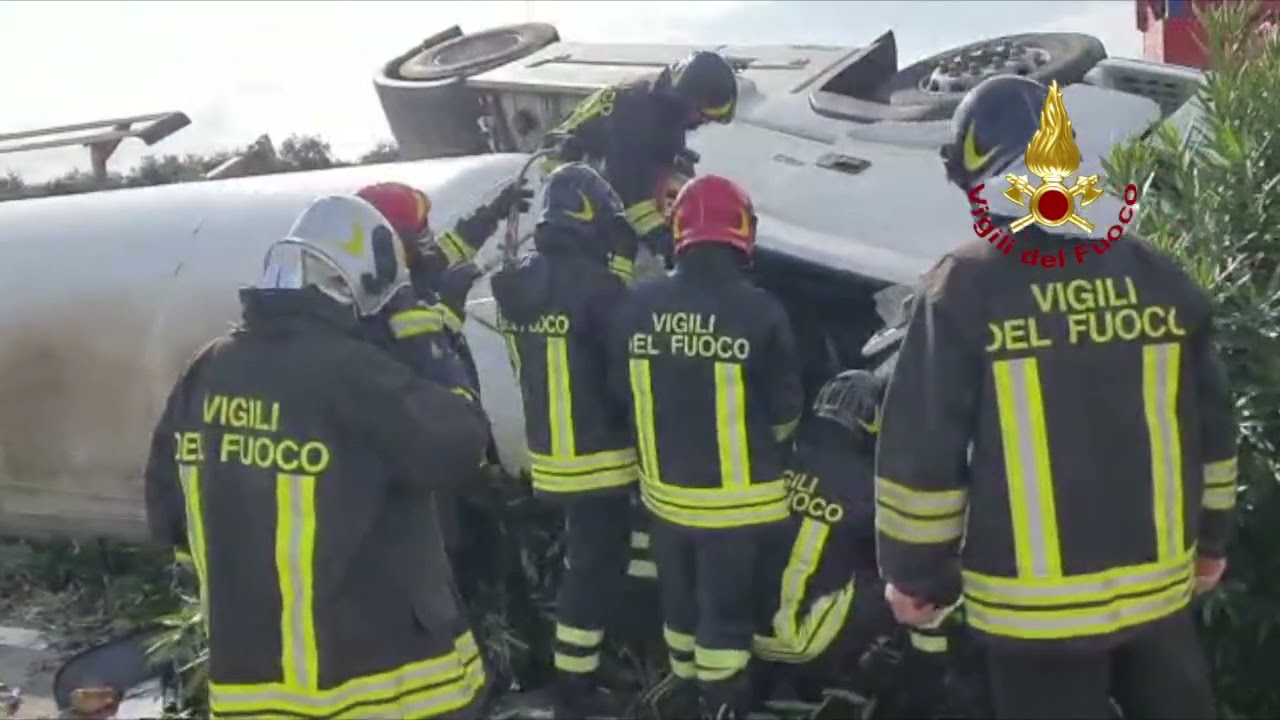 Autocisterna carica di GPL  si ribalta sulla Statale