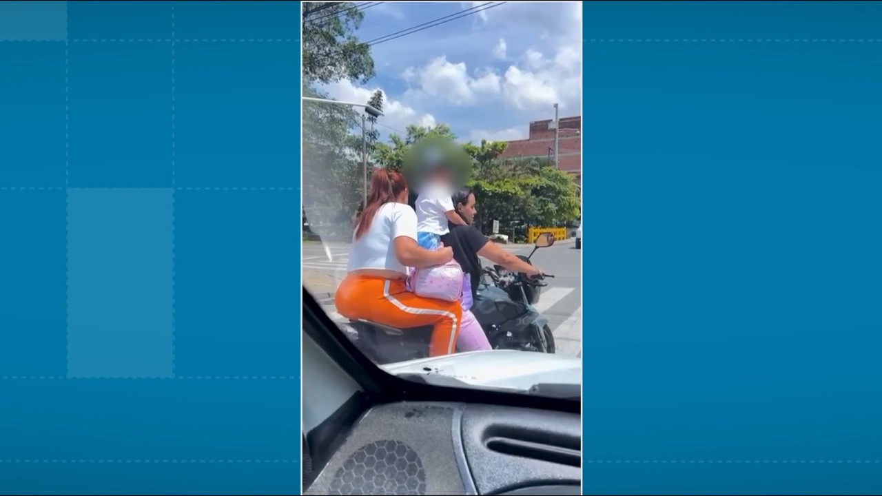 En video quedó registrada la imprudencia de una mujer al llevar una menor de pie y sin casco en moto