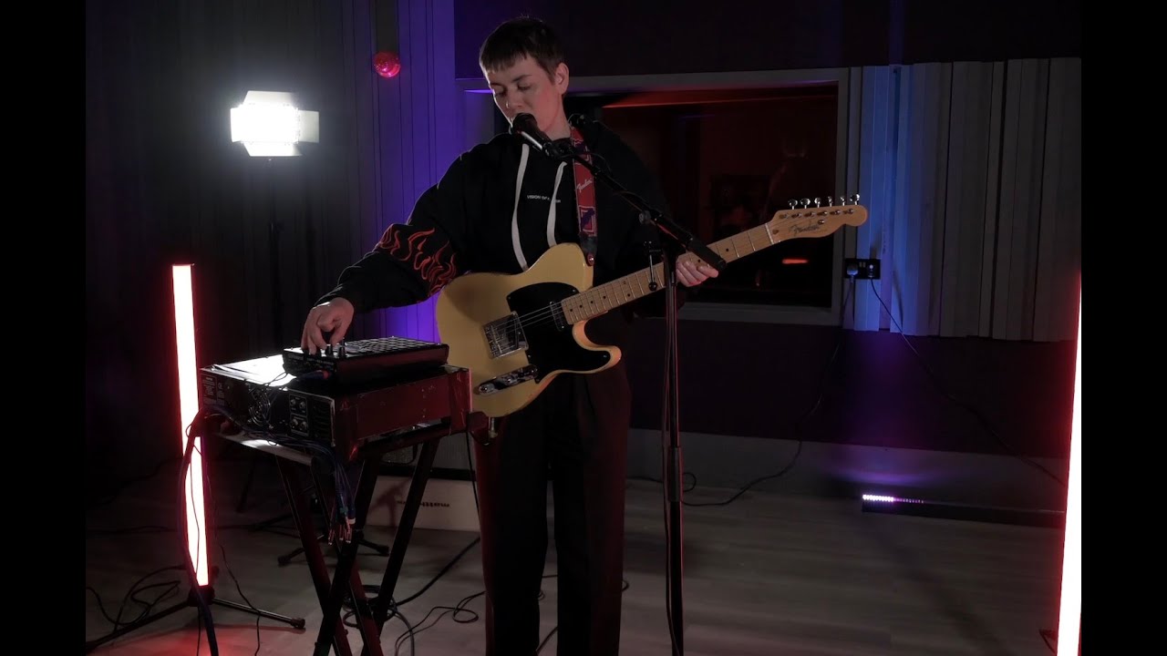 Liz Lawrence debuts new song 