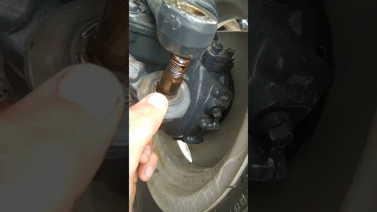 заміна пильніка  рульового наконечника в японському мінітрактору ісекі 48 і установка сопуна на міст