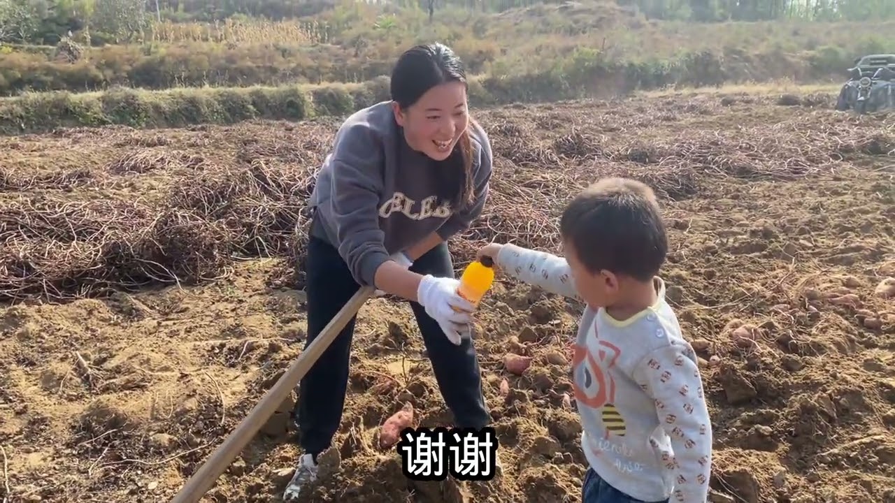 小丽嫂子雪中送碳来帮忙，凡凡高兴的挨个发饮料，割舍不断的亲情 #一份耕耘一份收获 #干活我是认真的 #田园生活 #我的农村真实生活 #亲情无价