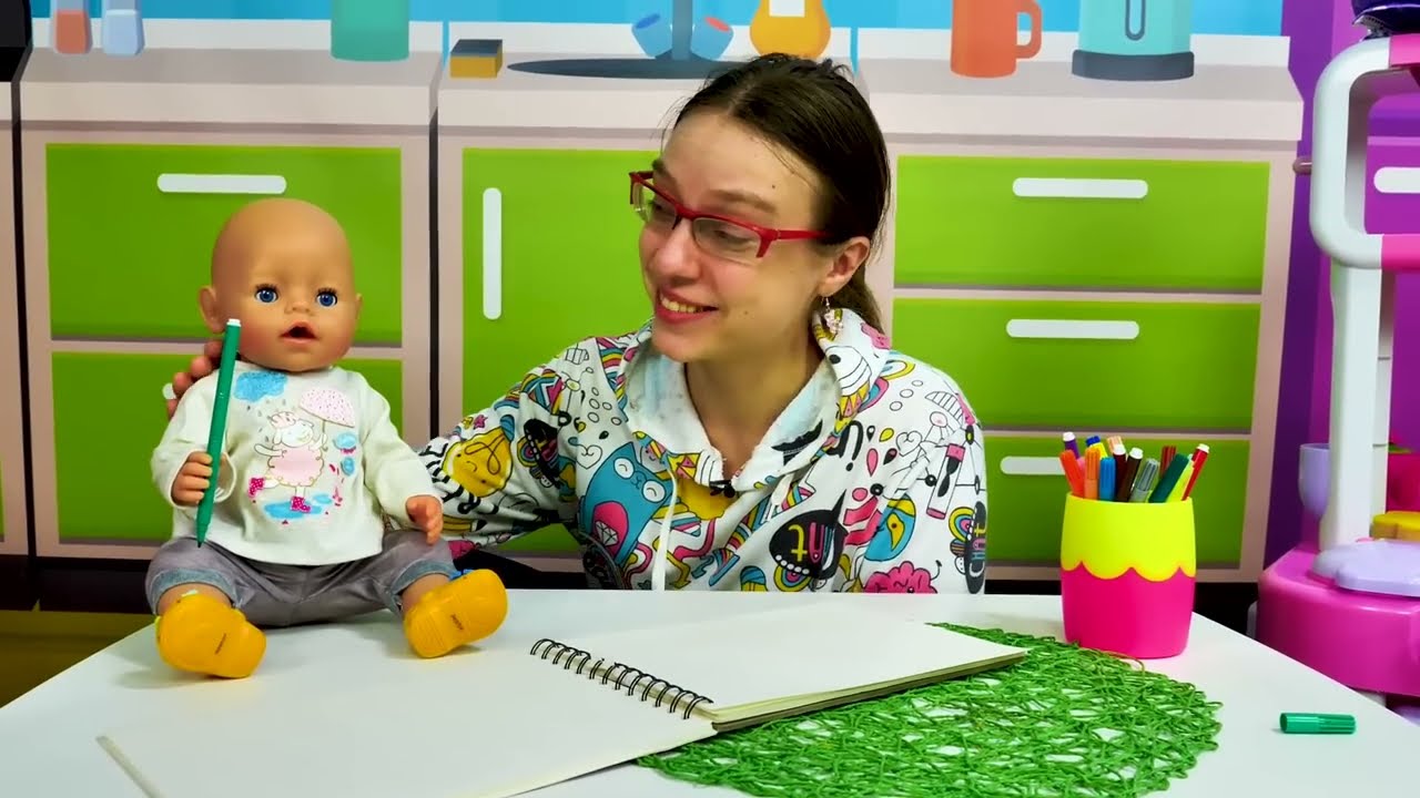 Baby Annabell -nukke maalaa! Lasten piirtotaulu. Baby Born -nukke & vauvojen lelut.