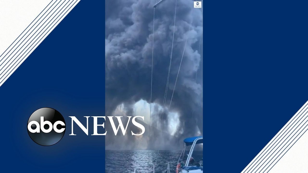 Boaters get up close to Stromboli volcano eruption | ABC News