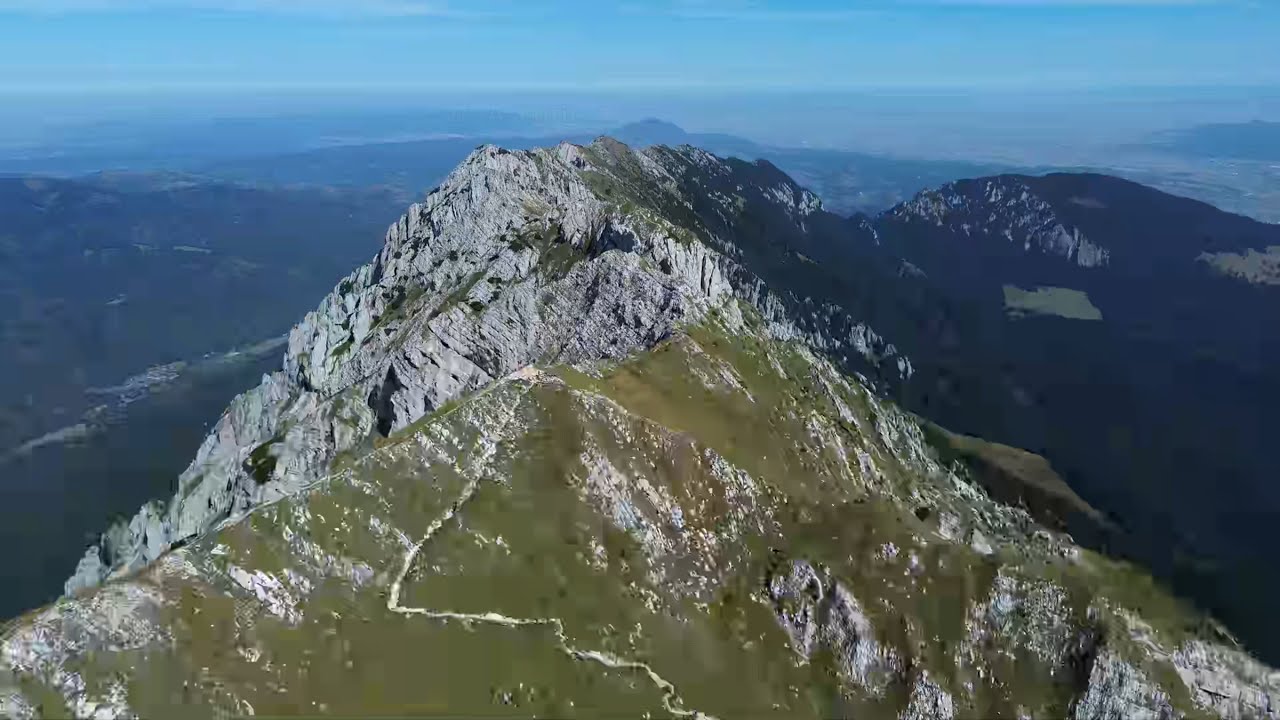 Vf. La Om și vedere a crestei din dronă