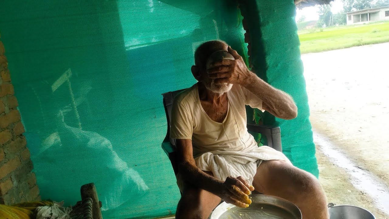 किस प्रकार भोजन ग्रहण कर रहे हैं दादाजी आईए देखते हैं इनके थाली मेंक्या-क्या था|