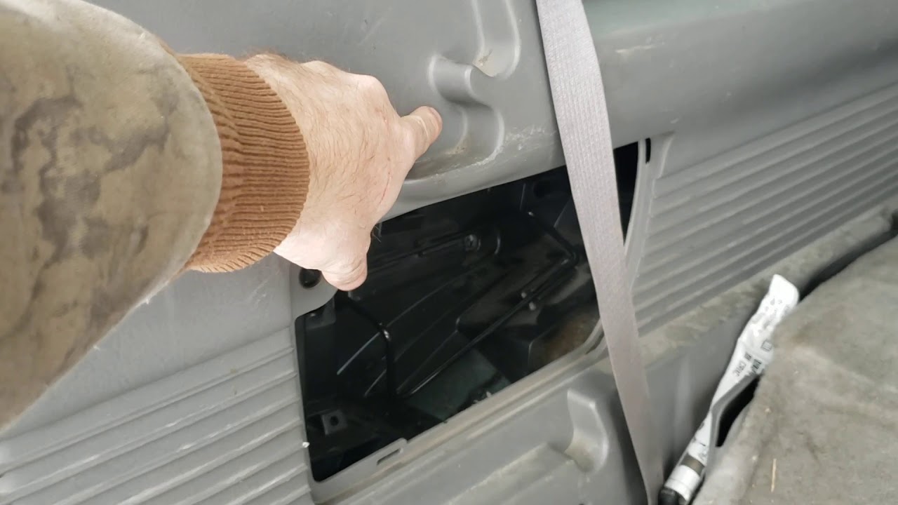 06 Trailblazer EXT stereo amp location