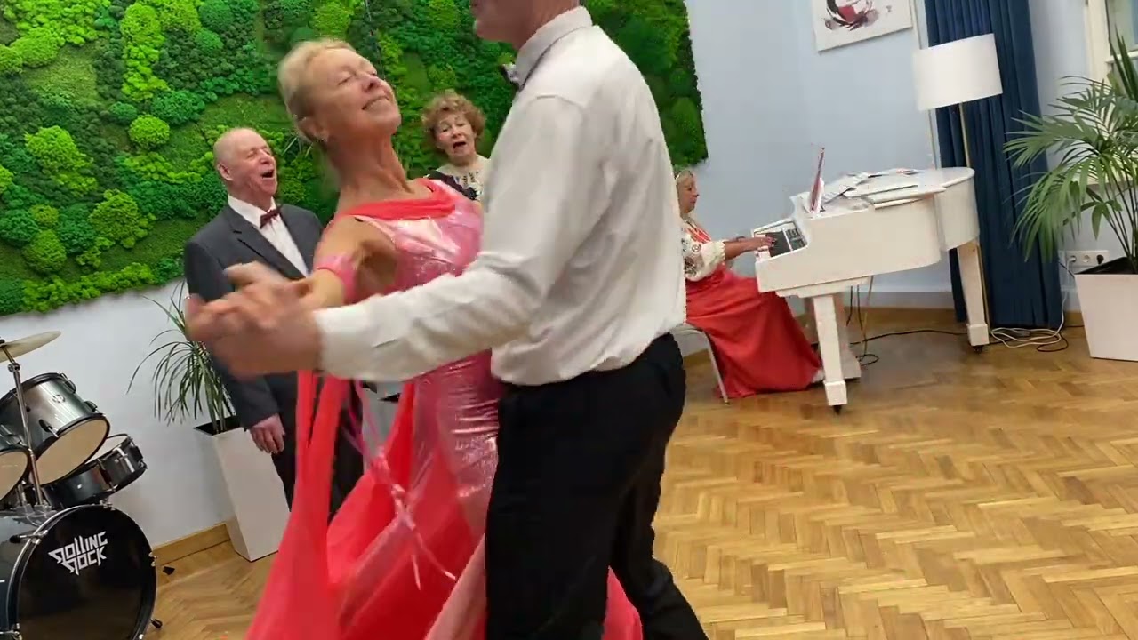 Осенние листья. Лариса Надольская, Валентин Горбачев, рояль - Елена Леменкова ВДНХ 27.11.25г