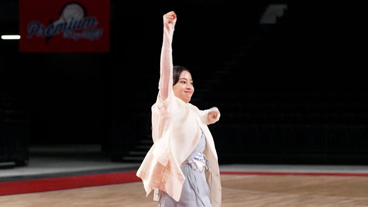 広瀬すず、バスケ・千葉ジェッツの新ホームでシュートに挑戦！大歓声に包まれ喜びのガッツポーズ＆ドヤ顔も　「三井のすずちゃん」シリーズ新TVCM「LaLa arena」篇