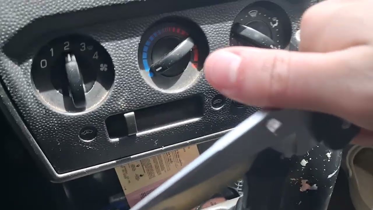 Meu canivete virou uma chave de fenda pra trocar a manopla de câmbio do Ford Fiesta 2008