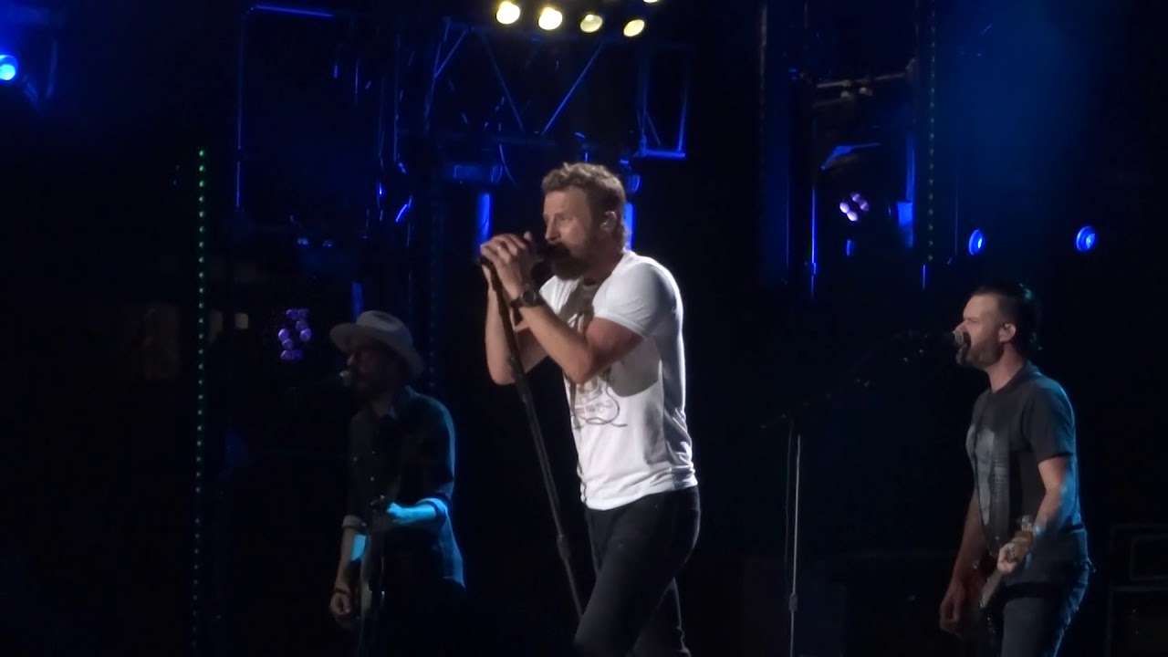 Dierks Bentley sings 