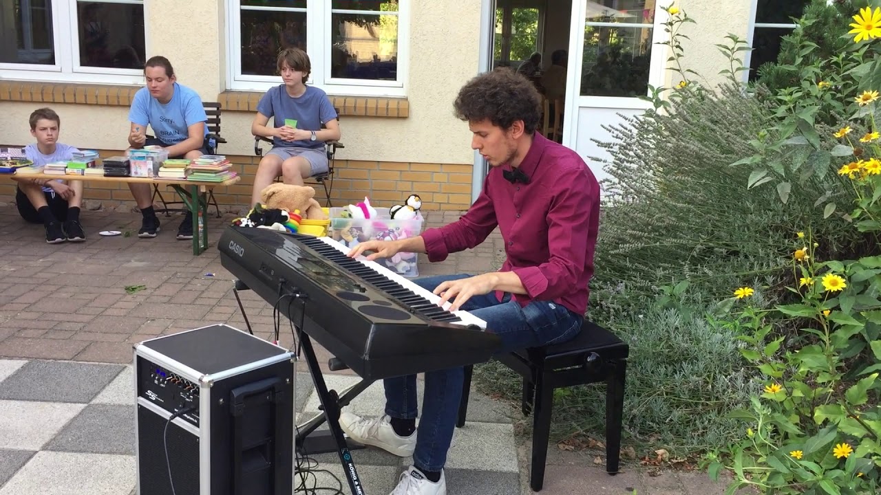 Thomas Krüger – Funny Techno Keyboard Medley At Garden Party