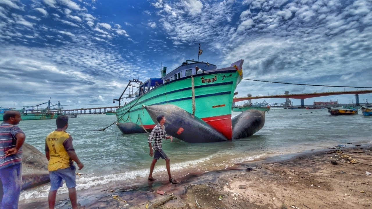 🤩pamban trawler fishing boat launch in Indian sea / dangerous work in balloons style boat launch 😱😱