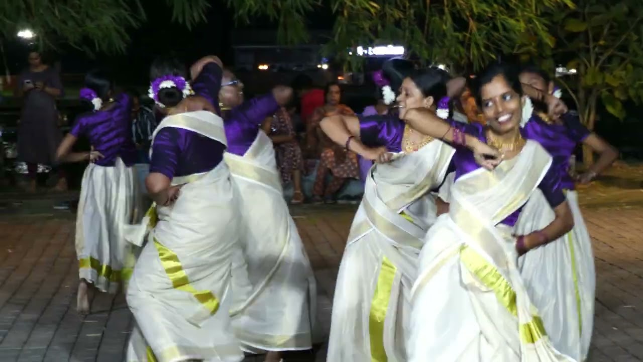 നിറമണിഞ്ഞ വേഷങ്ങളും താളമിട്ട ചുവടുകളും ചേർന്ന് കൈകൊട്ടിക്കളിയുടെ ആകർഷകത്വം ഉയർത്തുന്ന പ്രകടനം.