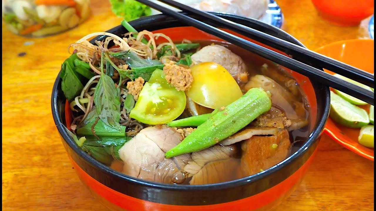 Best street food in Phnom Penh, Cambodia🍜🍜🦐🦐must try famous noodle🍜street walking🦐food tour Cambodia