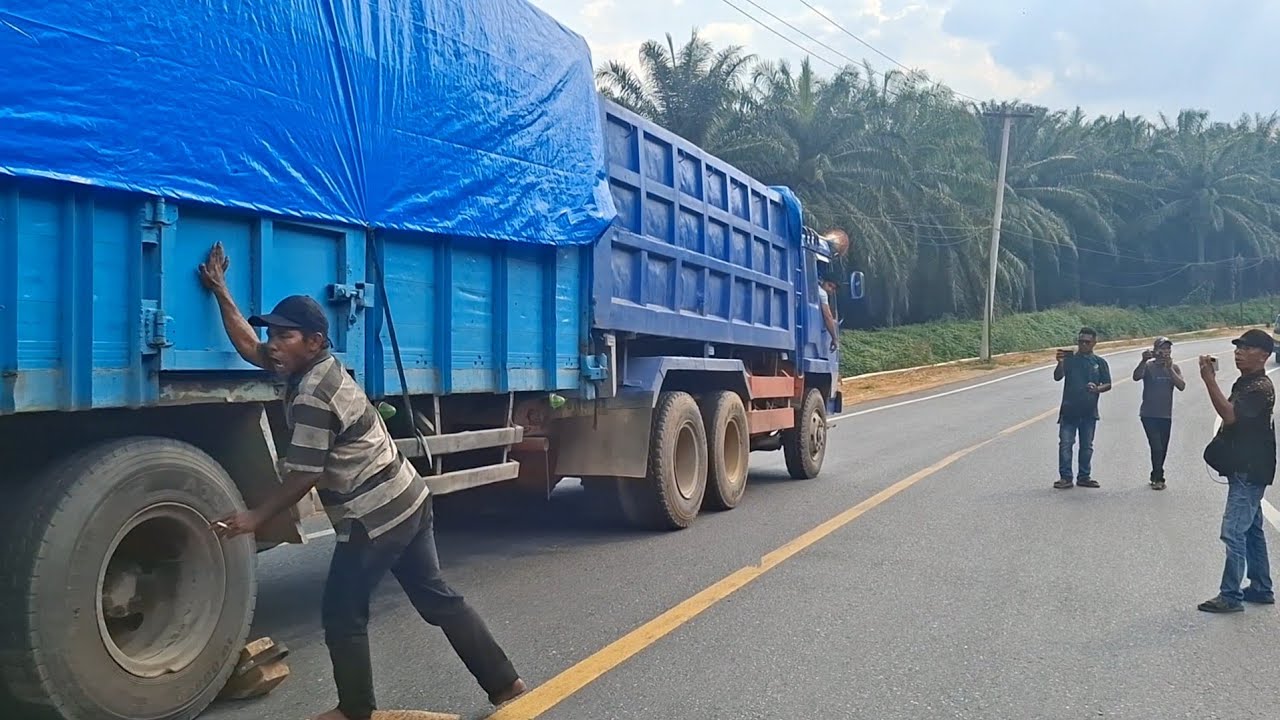Truck Penolong. !  Super Great Di Bantu Dorong Dari Belakang