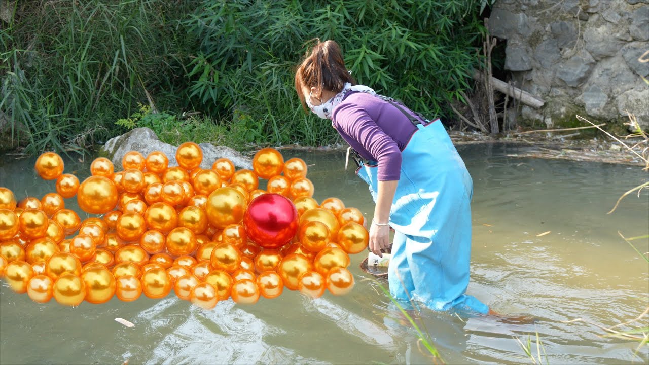 A large river clam was discovered at the bottom of the river, containing enviable pearls inside