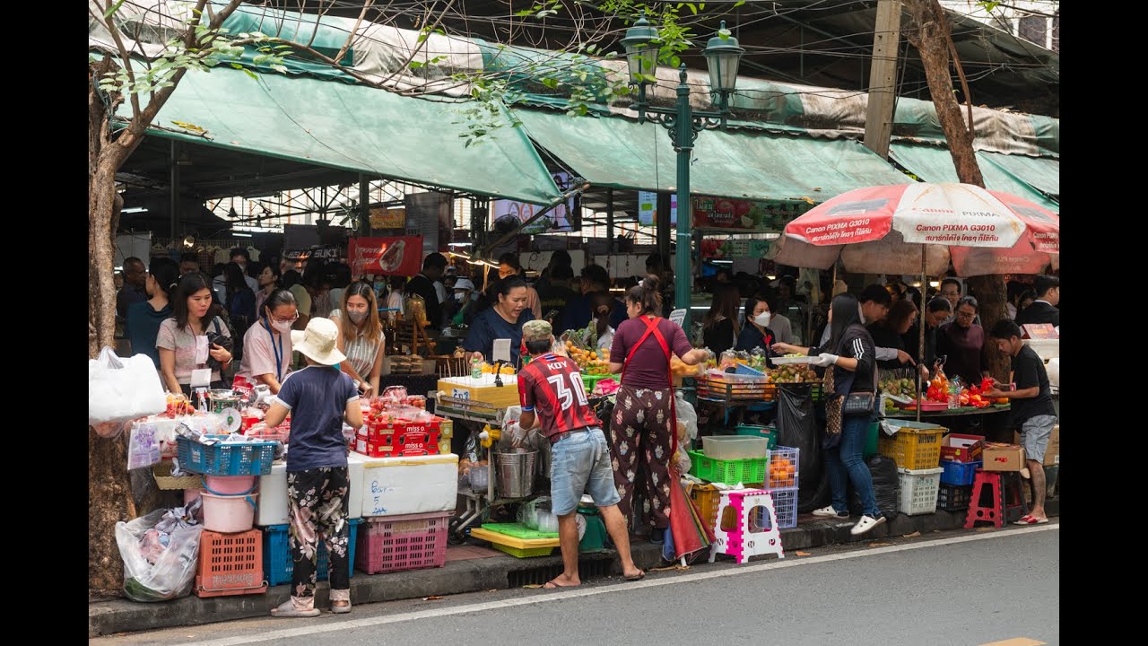 [4K] Bangkok lunch inside Sala Daeng Market the most popular food court and market