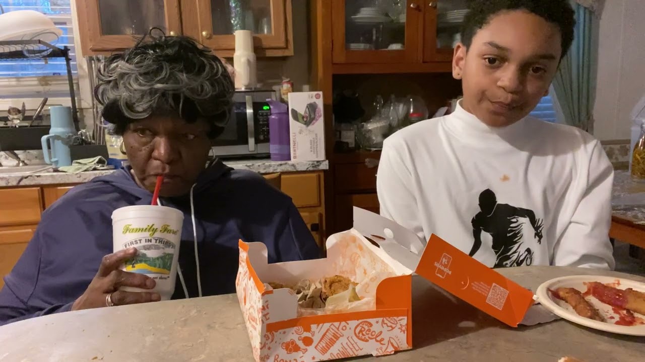 Мы обедаем в Popeyes.