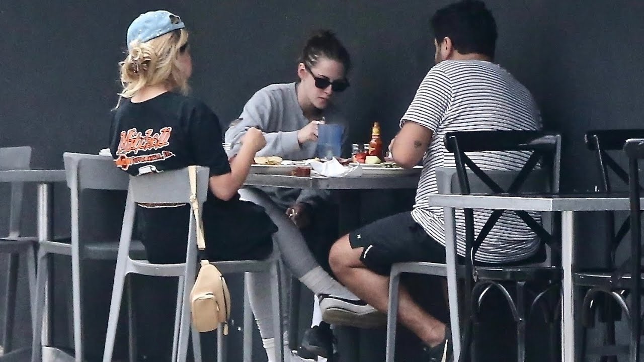 Kristen Stewart Eats Lunch With Suzie and CJ (VIDEO) - August 18, 2021