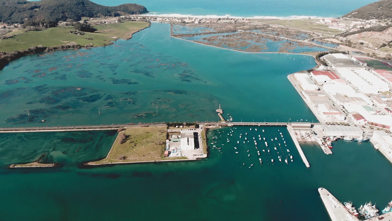 video a vista de dron en Santoña y la marisma