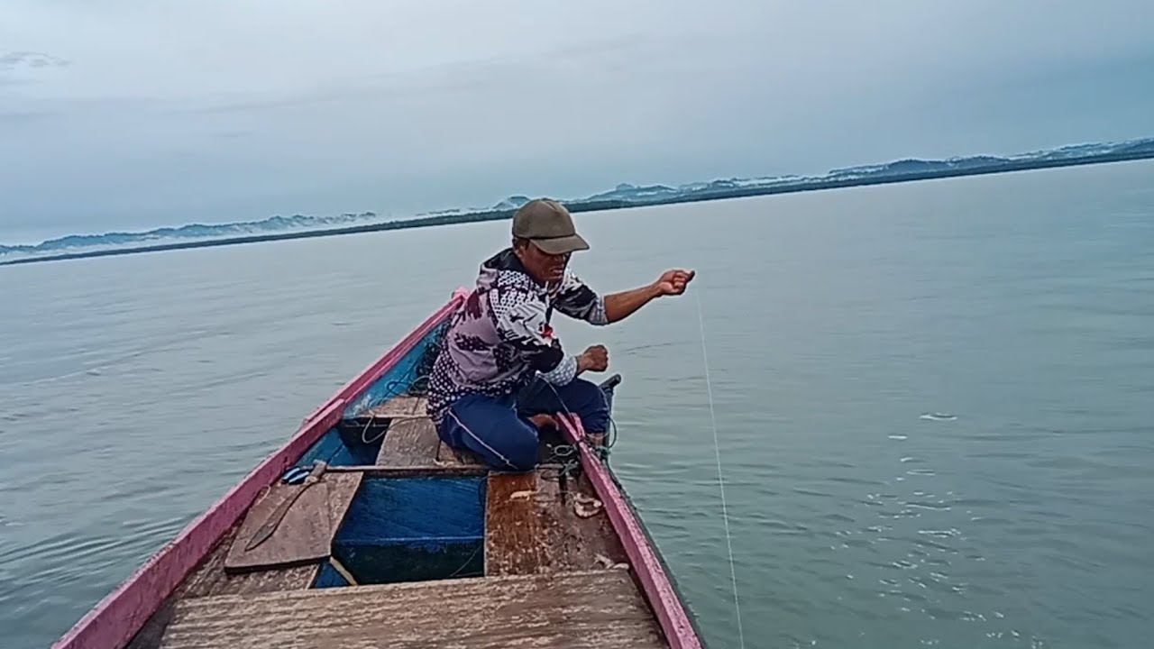 LUAR BIASA!!! REJEKI NOMPLOK KETEMU KAWANAN IKAN DI TENGAH LAUT