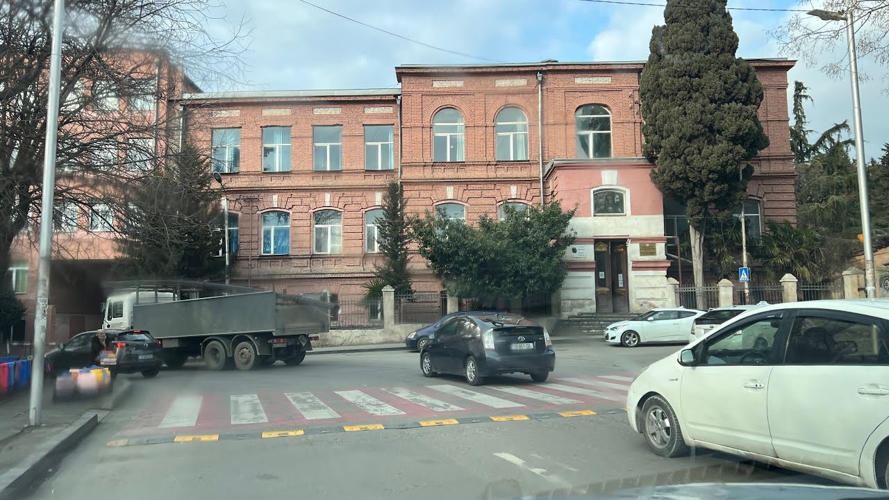 Тбилиси. С Авлабарских лабиринтов направляемся в Диди Дигоми по набережной, Аллее Агмашенебели.