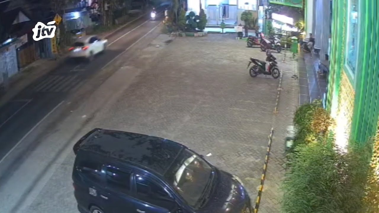 Diduga Mabuk, Detik-Detik Mobil HRV Hantam Pemotor di Tuban Terekam CCTV