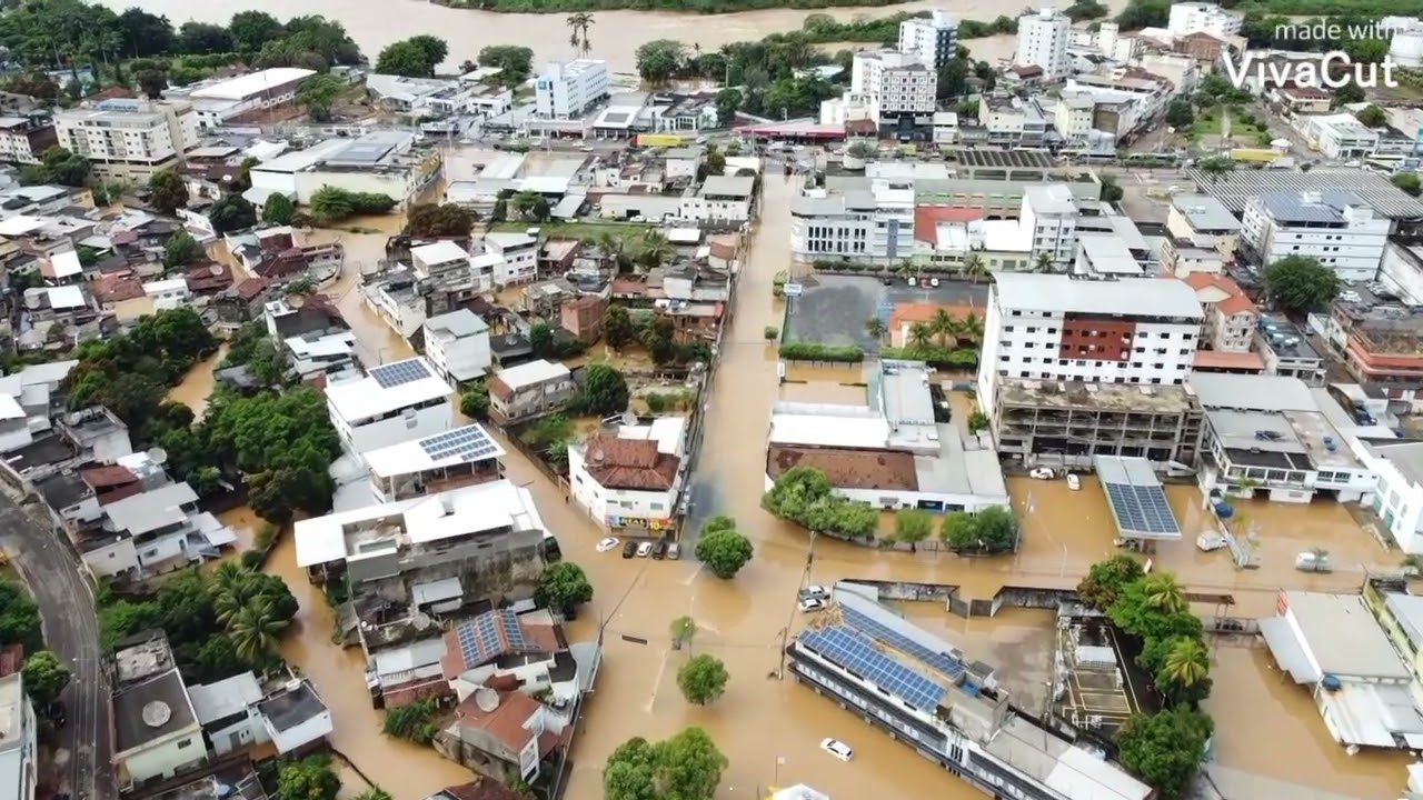 Forte chuva deixa varias casas inundadas. Itaperuna Rj