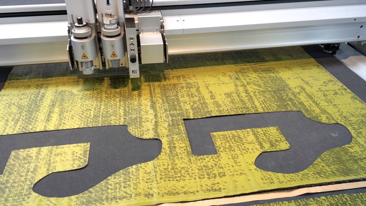 Z&uuml;nd cutting carbon fiber prepreg with plastic foil