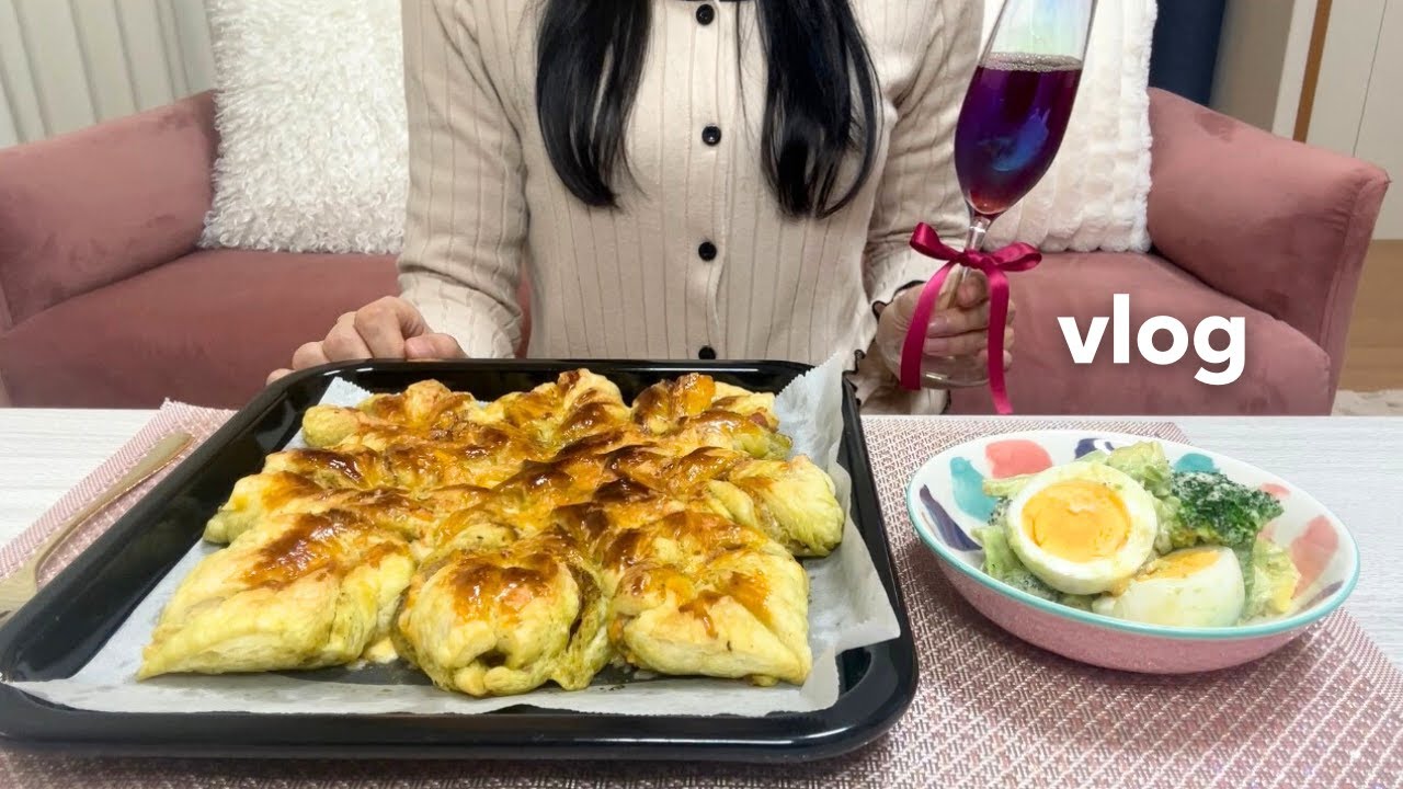 【40代独身一人暮らしvlog】レアチーズケーキ作りと料理を楽しむ自炊生活の日常。クリスマスディナーにぴったりのパイ料理・オムライスおにぎり・韓国風ピリ辛うどん