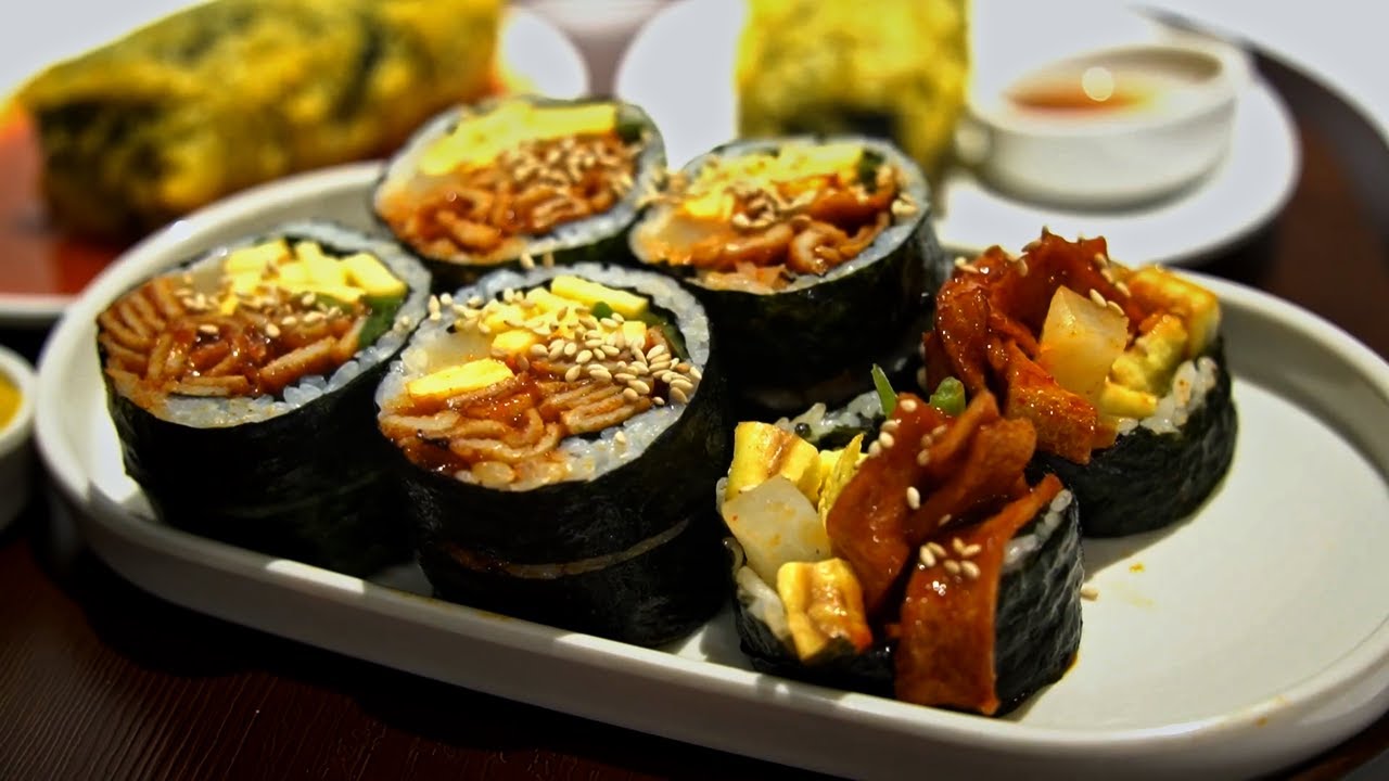 [Korean Street Food] Fish Cake Gimbap and Fried Seaweed