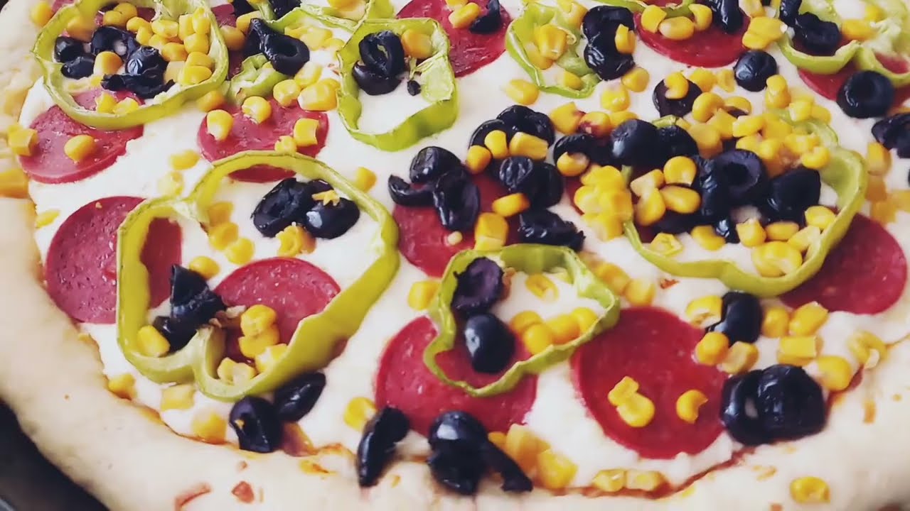 بيتزا بعجينة قطنية طرية مميزة مع طريقة عمل صلصة البيتزا... Özel yumuşak hamurlu pizza