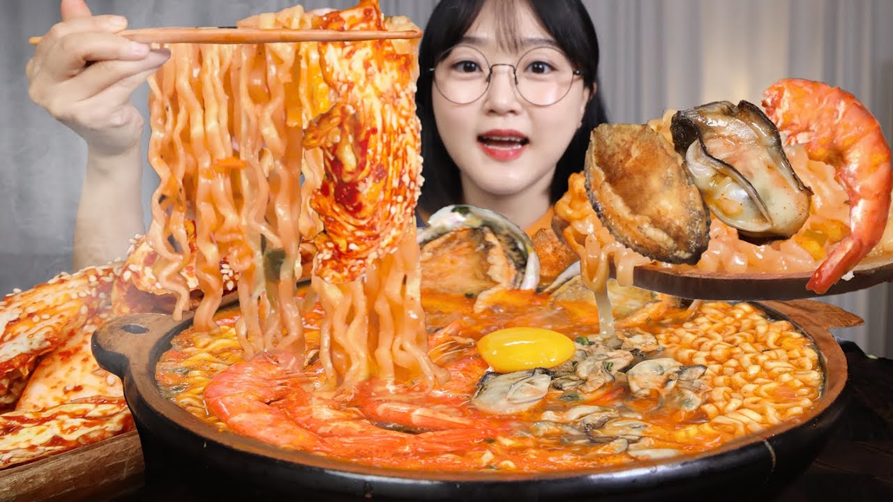 Рамен с морепродуктами абалоном креветками и устрицами с кимчи 🍜Mukbang ASMR