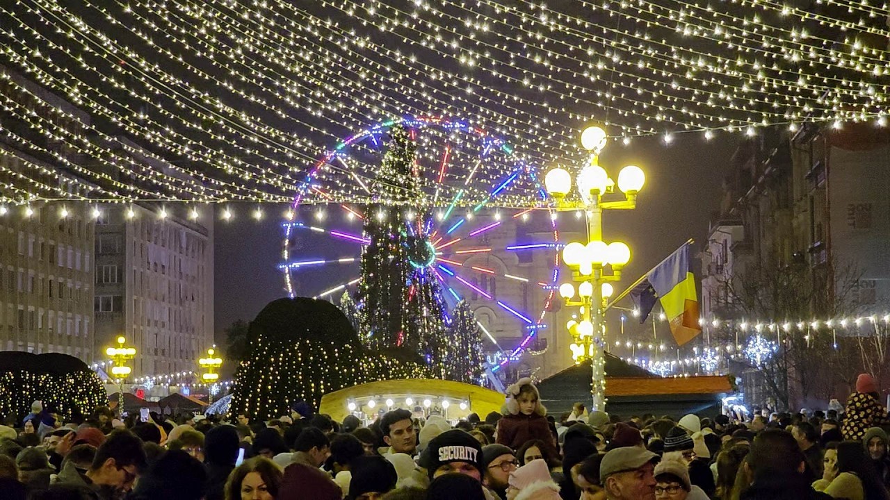 Intră cu noi în atmosfera Târgului de Crăciun de la Timișoara! La ora 18 s-a făcut lumină!