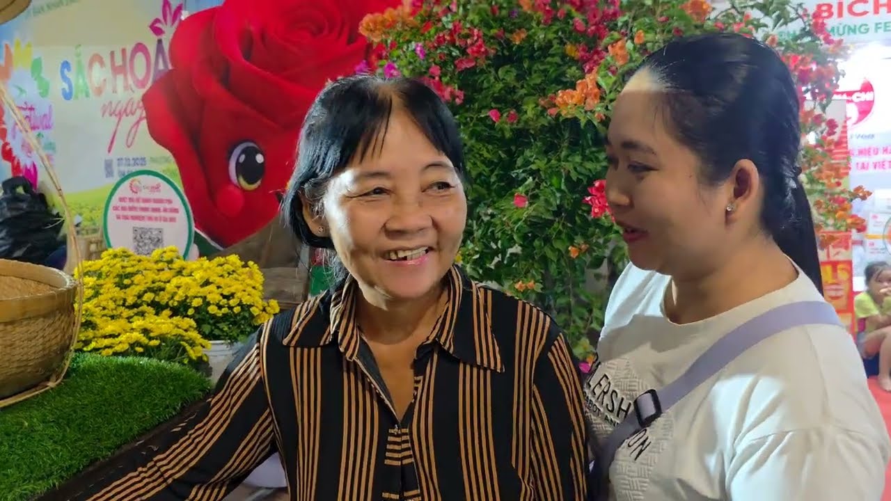 LẦN ĐẦU CÙNG MẸ ĐI CHƠI TẾT XEM KHINH KHÍ CẦU MUA ĐẶC SẢN ĐỒNG THÁP ĂN TẾT MIỀN TÂY