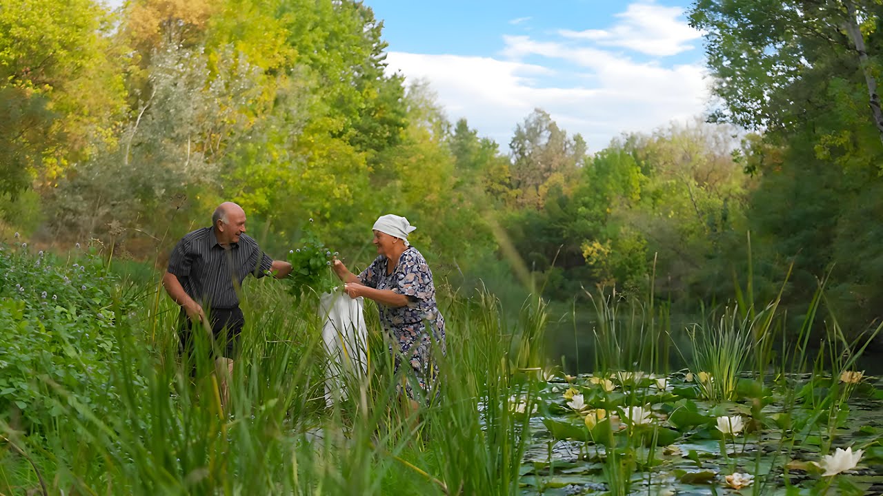 Curious life: Ukrainian elderly couple in the countryside.asmr cooking village life